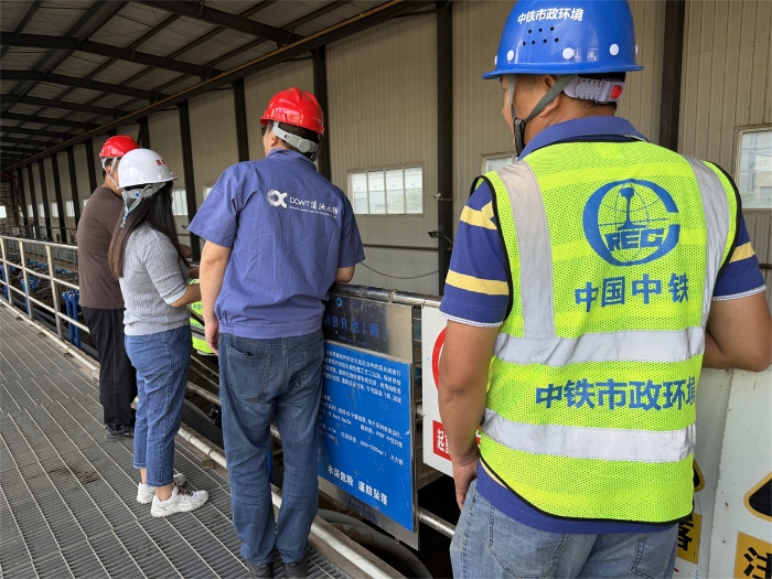 图1：对第四水质净化厂在建工程项目进行检查
